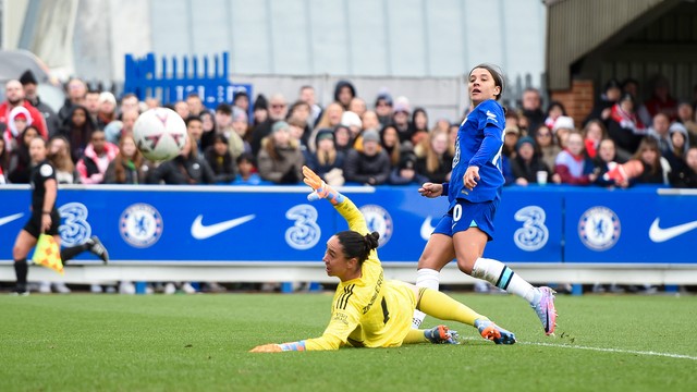 SAM KERR scores on her 100th Chelsea appearance!